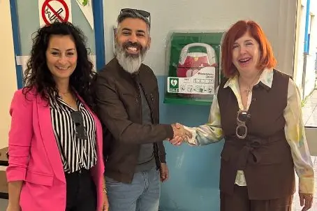 La consegna del defibrillatore (foto Pala)
