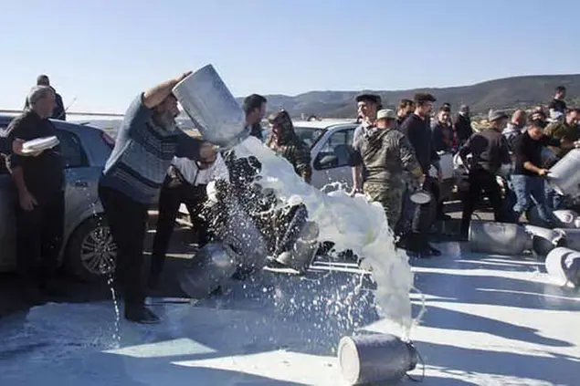 Un'immagine simbolo delle proteste dei pastori per il prezzo del latte nel 2019 (archivio L'Unione Sarda)