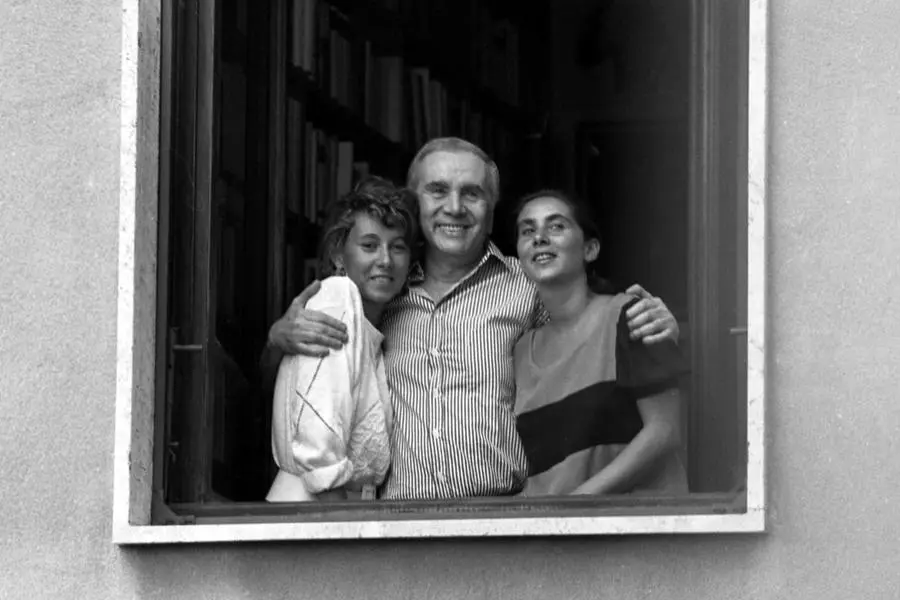 Enzo Tortora con le due figlie Gaia (a sinistra) e Silvia (a destra), in uno scatto del 1986 a Milano (foto Ansa)