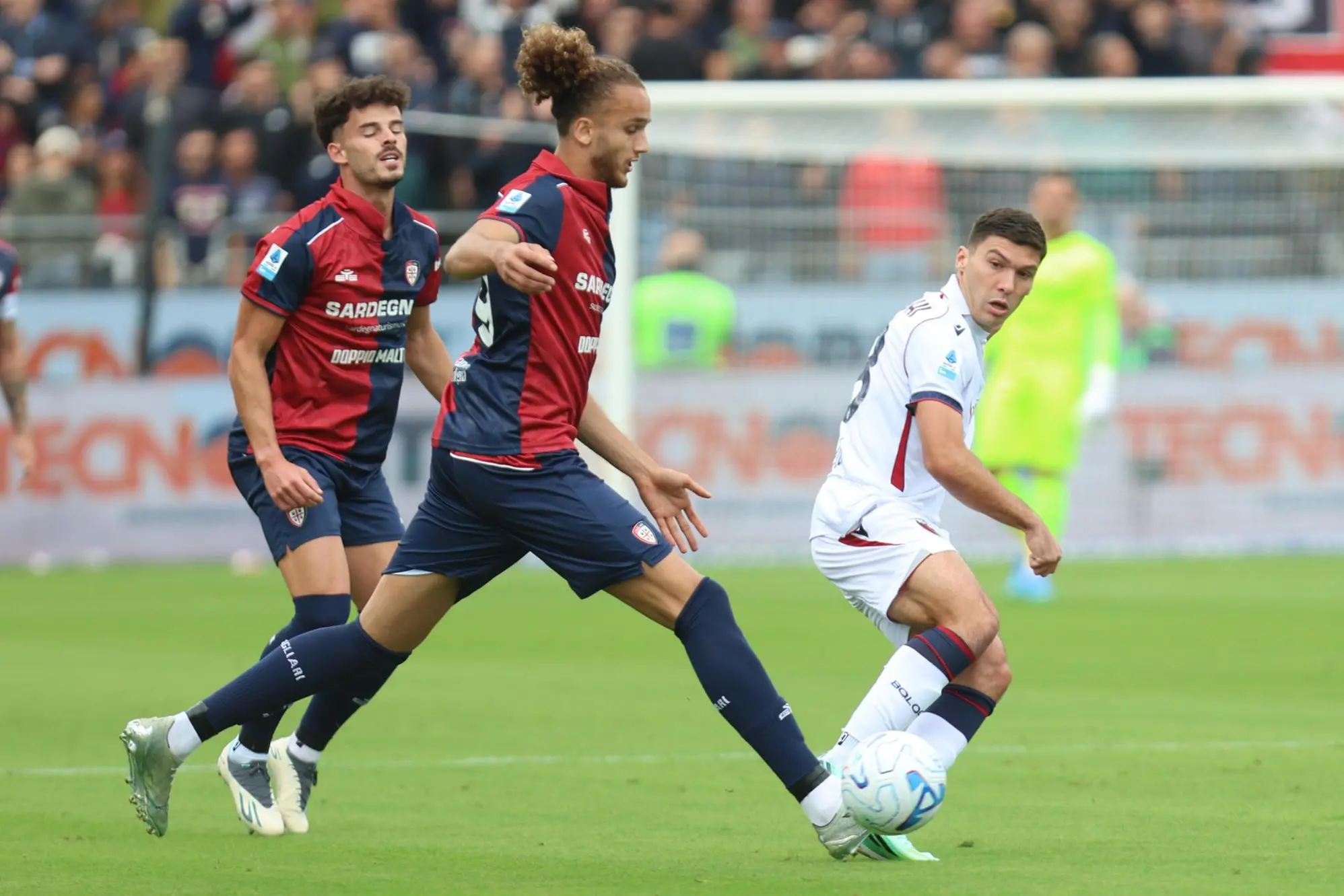 Yanis Massolin e Zé Pedro contro Nicolò Cambiaghi in Cagliari-Bologna (foto Ansa)