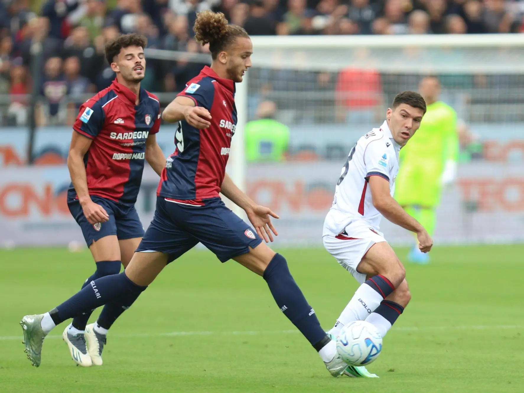 Yanis Massolin e Zé Pedro contro Nicolò Cambiaghi in Cagliari-Bologna (foto Ansa)