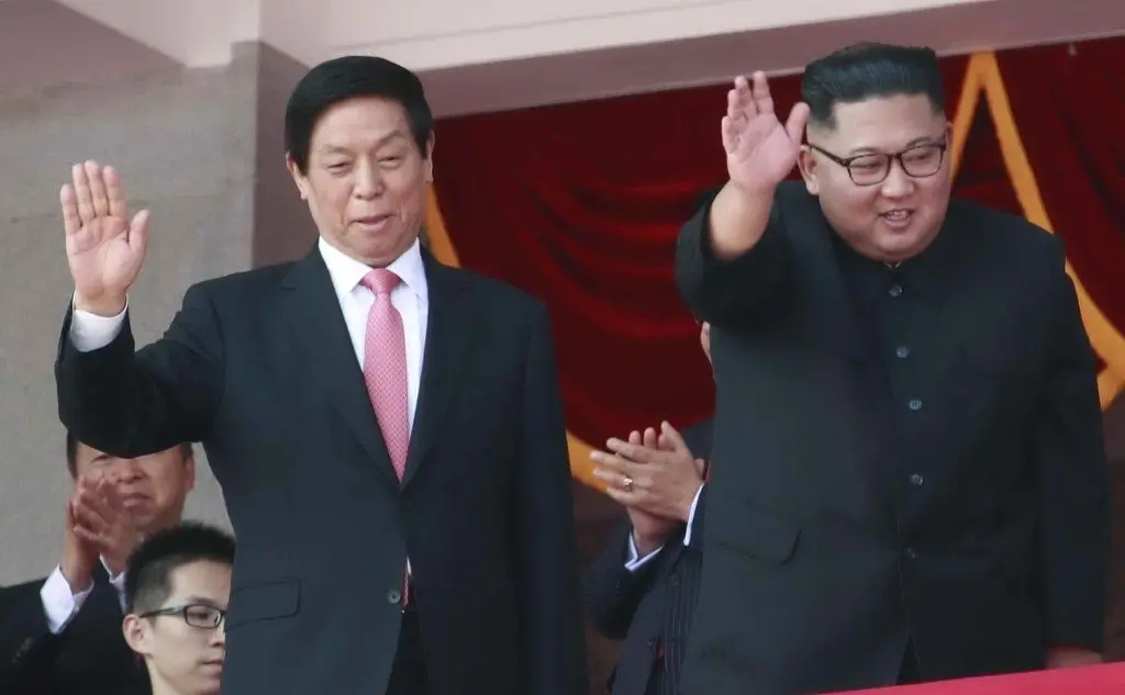 Kim Jong-un con il funzionario cinese Li Zhangshu