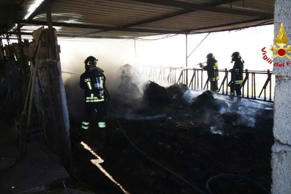 Incendio in un fienile a Capoterra, intervengono i Vigili del fuoco