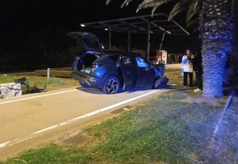 Quartu, fuori strada al Poetto: l’auto “sale” sul marciapiede e centra un gazebo – Le foto