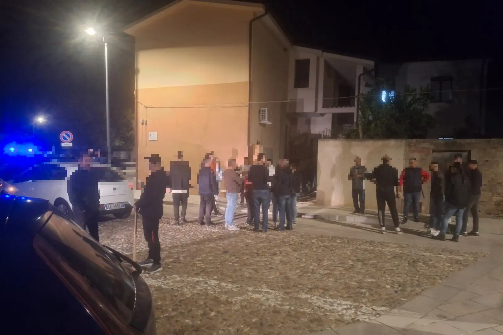 I cittadini davanti alla chiesa