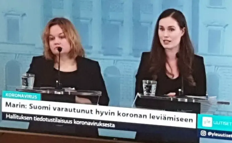 Il primo ministro finlandese, Sanna Marin (a destra), parla del Coronavirus alla televisione: \"La Finlandia è preparata alla diffusione del coronavirus\"