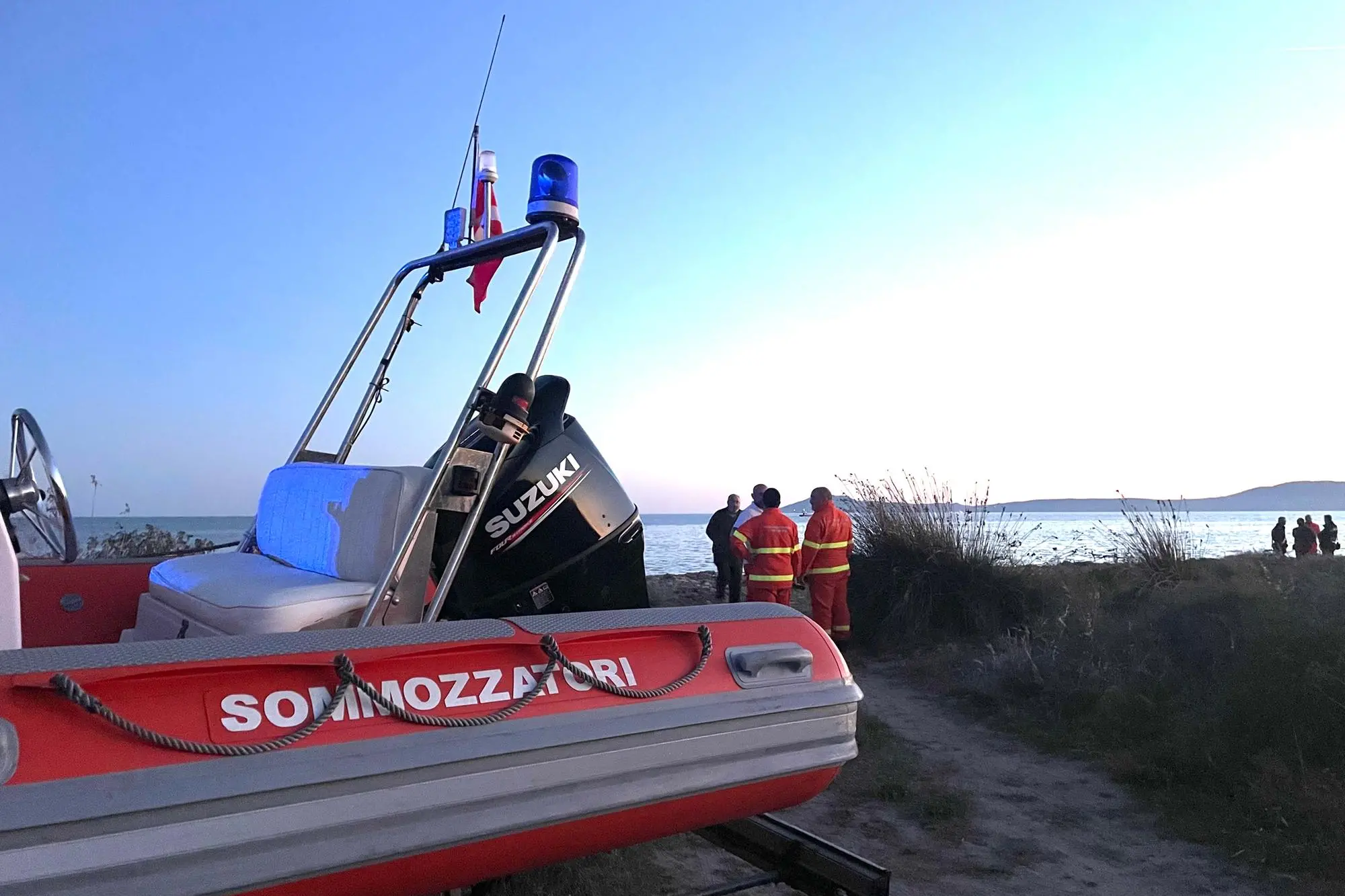 L&rsquo;arrivo dei sommozzatori nella spiaggia di Porto Botte (foto Murru)