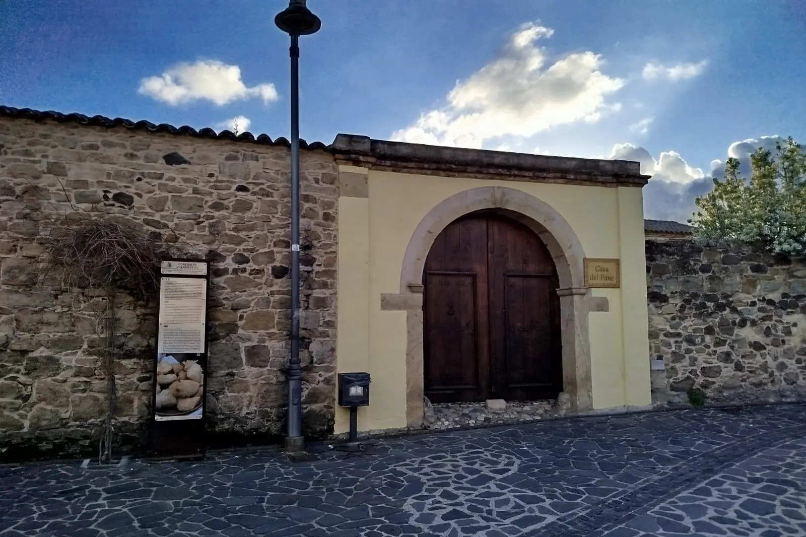 L'ingresso della Casa del Pane a Villaurbana (foto concessa)