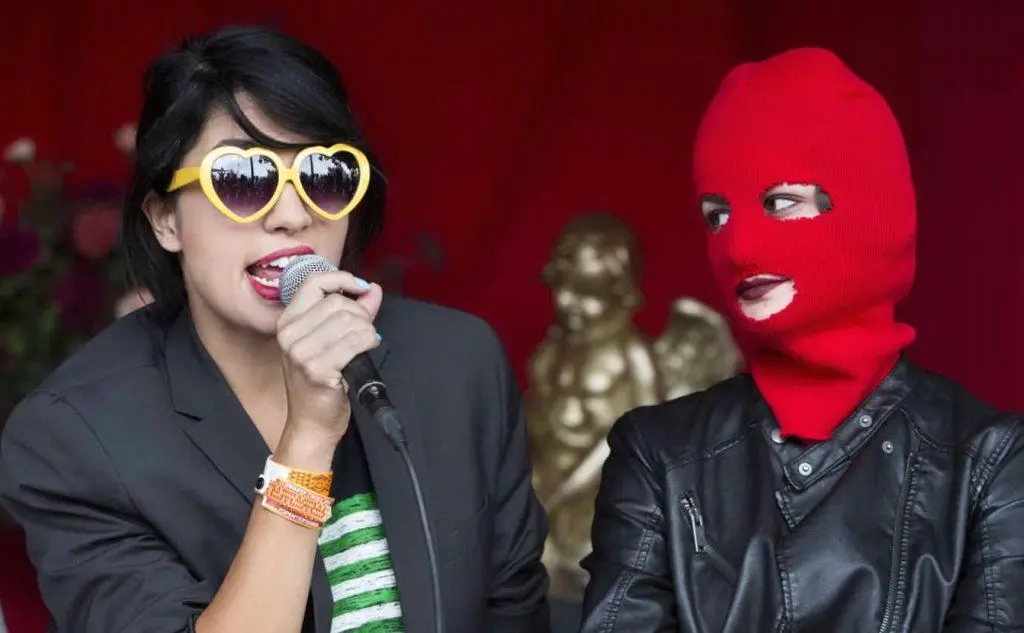 A sinistra, Nadia Tolokonnikova, leader delle Pussy Riot