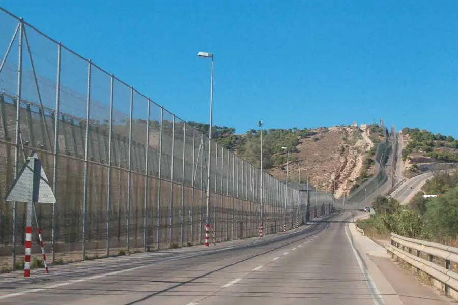 La recinzione a Melilla, che separa la città autonoma spagnola dal Marocco (foto Wikipedia)