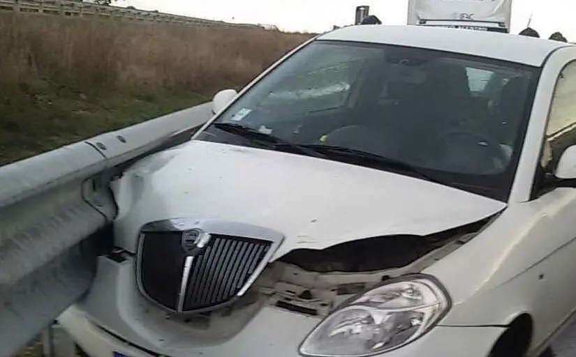 La Lancia Y finita contro il guardrail