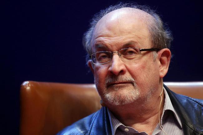 Salman Rushdie aggredito sul palco a New York