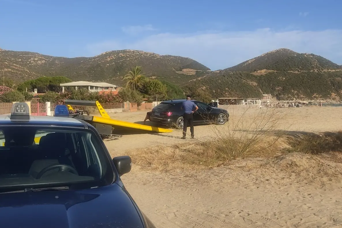 Il sequestro dell'auto parcheggiata sulla spiaggia a Solanas