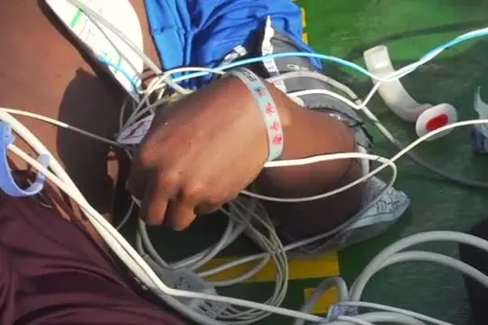 Nave di Emergency verso Bari, a bordo naufraghi con ustioni e stremati