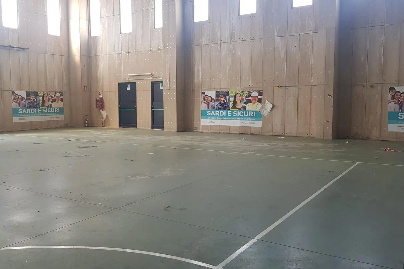 Gli spazi interni del capannone polivalente a San Gavino Monreale