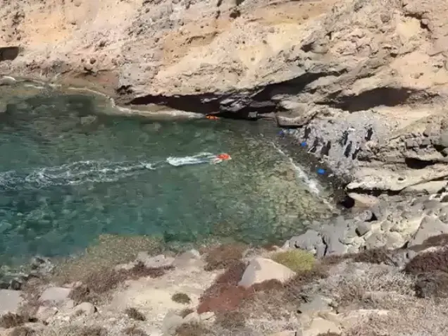 Migranti, quattro sbarchi in poche ore e un gruppo soccorso a Sant’Antioco: non riuscivano a risalire il costone - <a href="https://www.unionesarda. I migranti nella caletta (Murru)