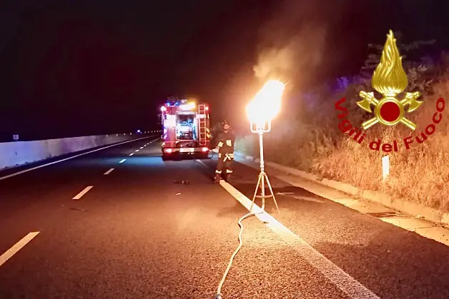 L'intervento dei vigili del fuoco con la torcia per "disinnescare" il gas