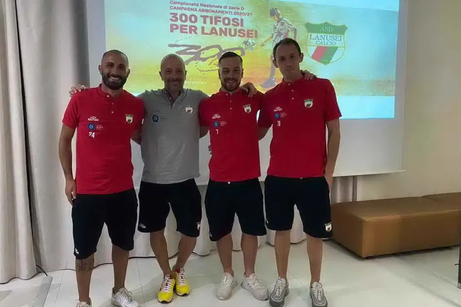 Da sinistra Giuseppe Arvia, centrocampista, il tecnico Alfonso Greco, l’attaccante Vittorio Attili e il portiere Cosimo La Gorga (Foto Secci)