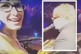A sinistra Daniela Caredda sul palco vicino a Elton John