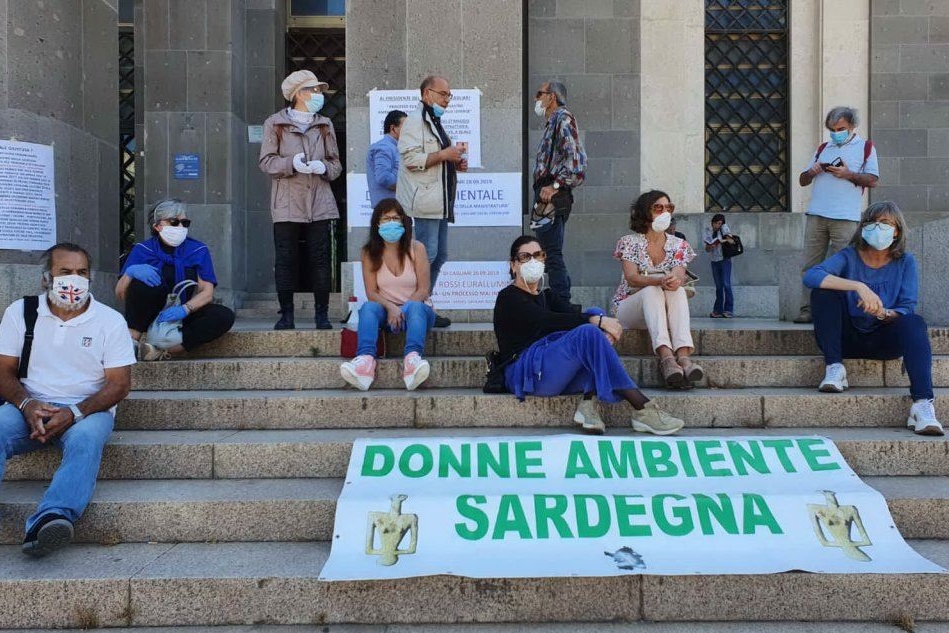 Cagliari, ambientalisti davanti al Tribunale: &quot;Il processo Eurallumina deve riprendere&quot;