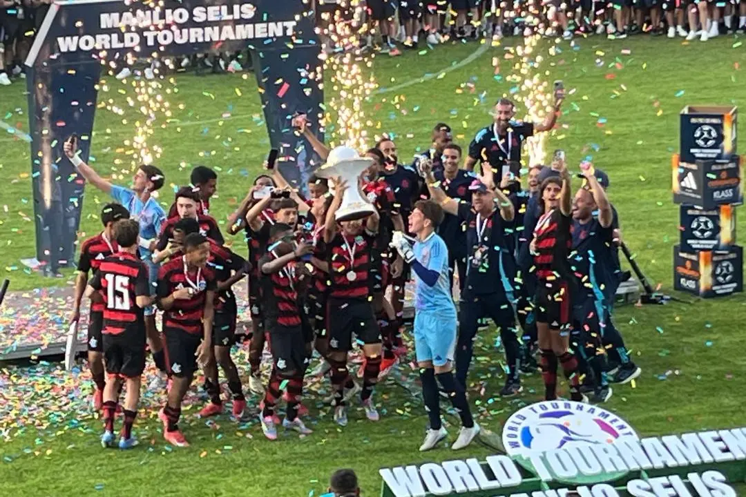 Il Flamengo festeggia la vittoria del Torneo Manlio Selis (foto Ilenia Giagnoni)