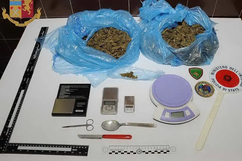 Il materiale posto sotto sequestro (foto questura di Nuoro)