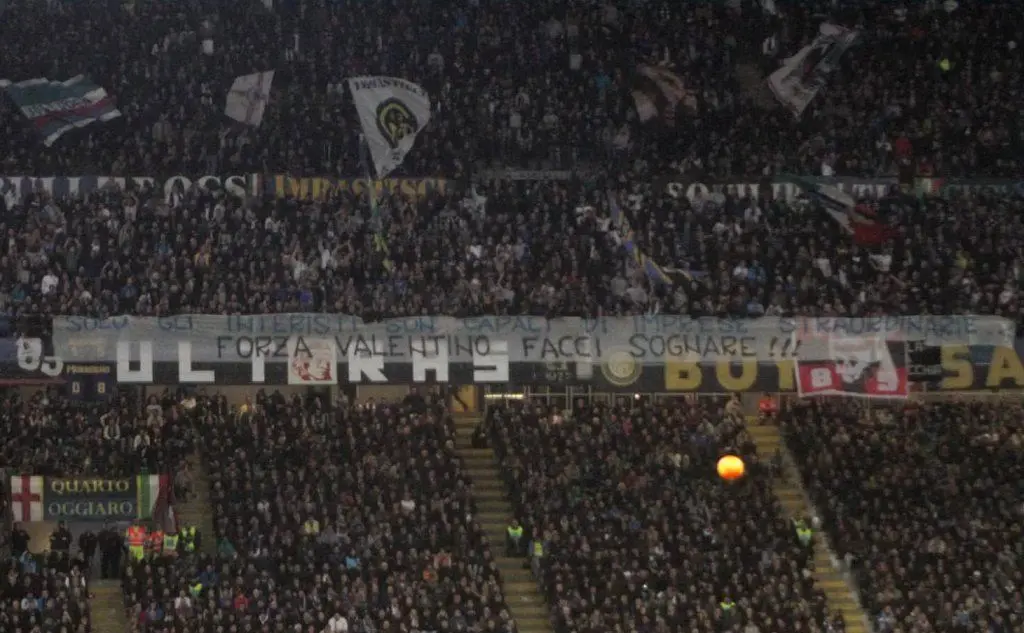 La Curva Nord dell'Inter, di cui è un grande tifosi, gli dedica uno striscione (Ansa)