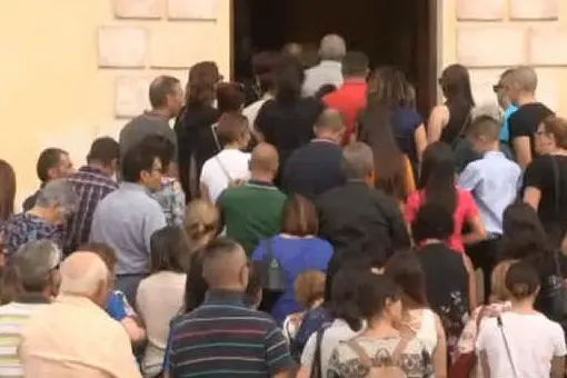 La folla all'entrata della chiesa