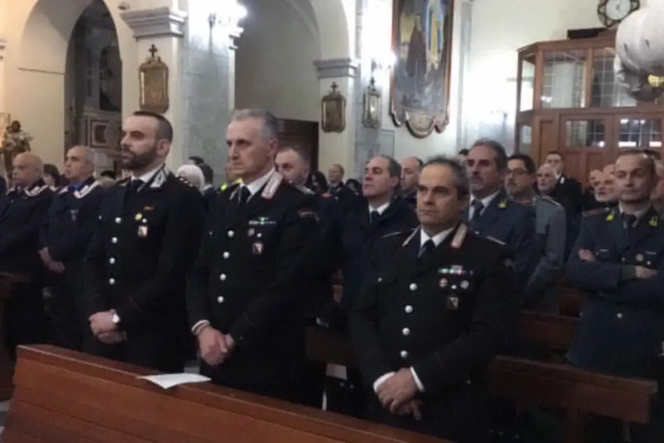 Carabinieri in preghiera durante la &quot;Virgo Fidelis&quot; (Foto Antonio Pintori)