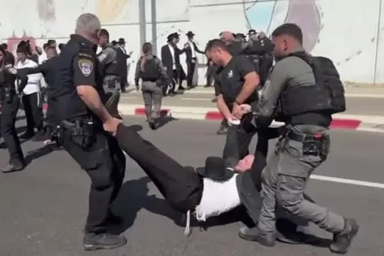 Israele, la polizia disperde la protesta degli ultraortodossi