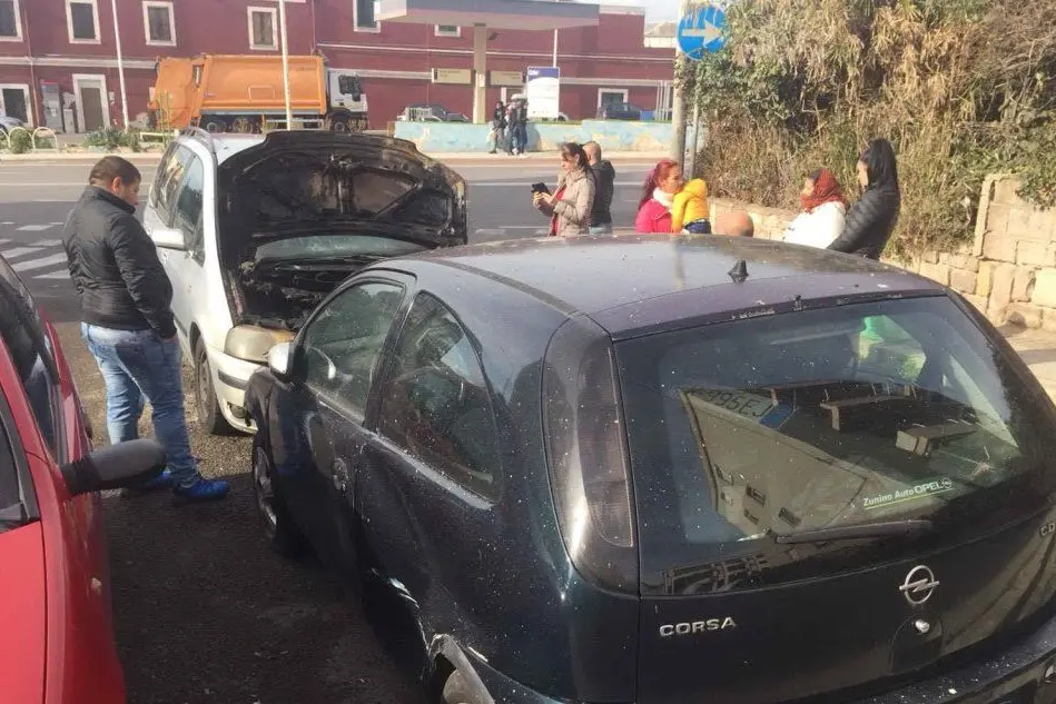 Due delle auto bruciate in via Col di Lana