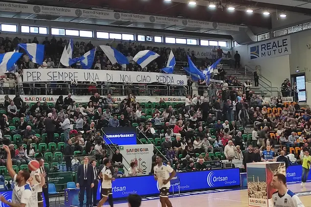 Lo striscione dei tifosi dedicato alla tifosa Antonella, morta qualche giorno fa (foto G. Marras)