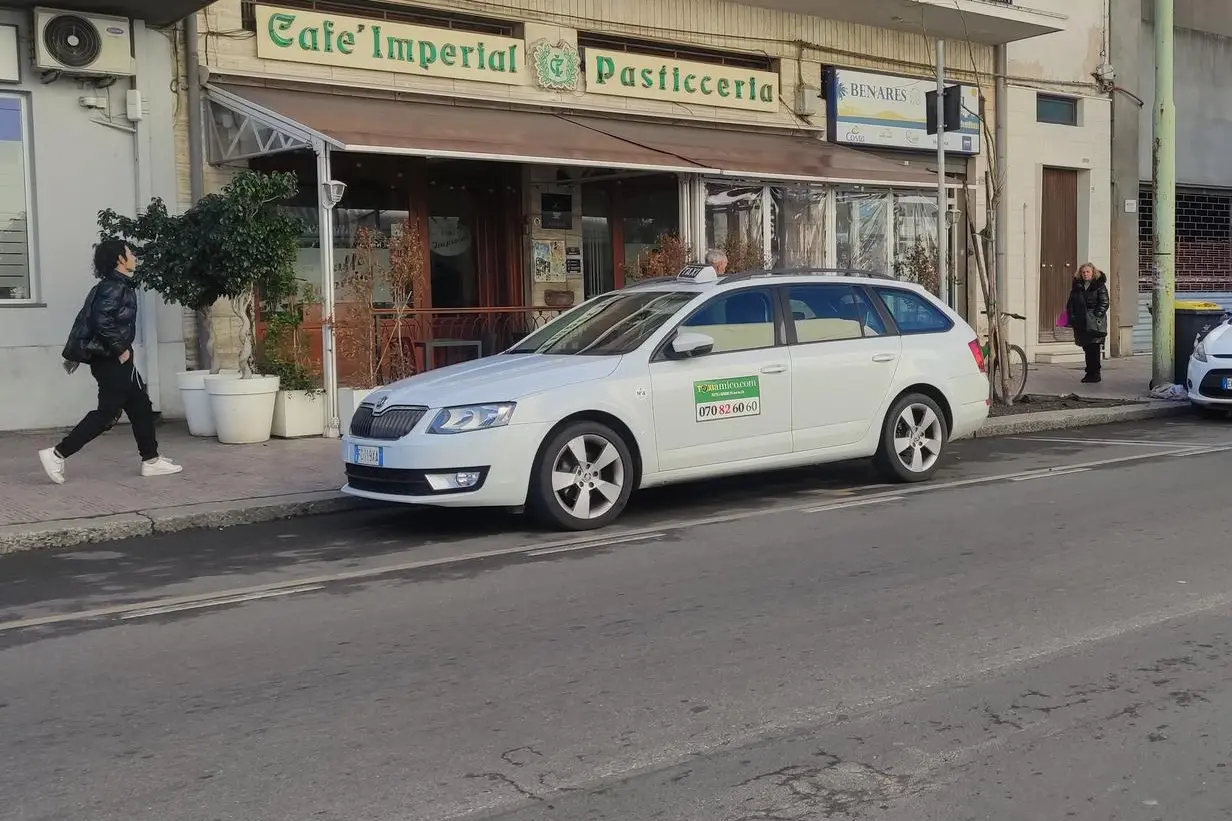 Uno dei taxi in servizio a Quartu parcheggiato in via Marconi in attesa di clienti