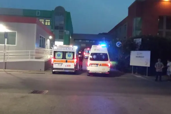 Fila di ambulanze con pazienti Covid al pronto soccorso dell'Aou di Cagliari (Ansa)