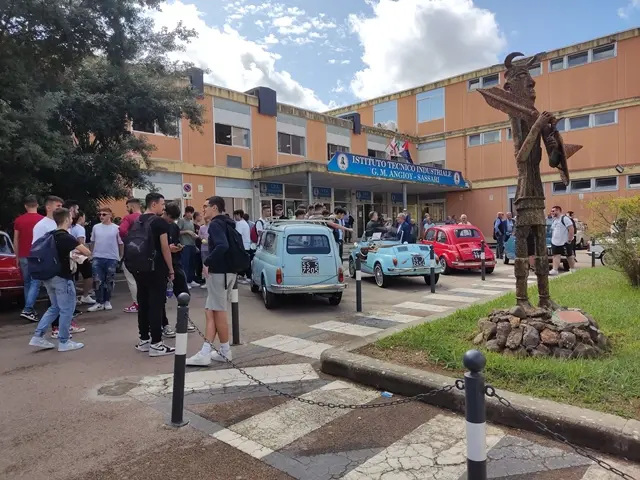 Gli studenti sassaresi ammirano le Fiat 500 esposte (foto concessa da Angelo Melis)