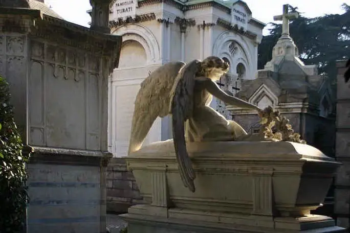 Una scultura al Cimitero Maggiore di Milano