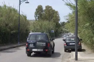 Il palo della luce contro il quale si è schiantato la vittima