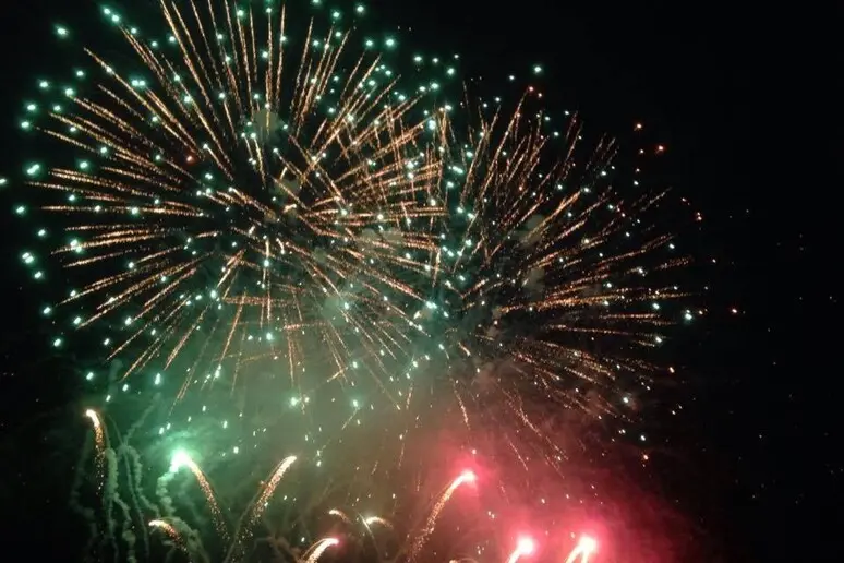 Fuochi d'artificio, immagine simbolo (foto Ansa)