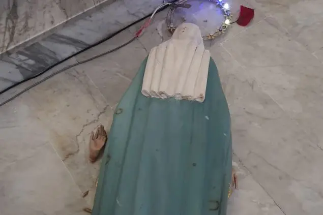 La statua della Madonna danneggiata (foto Pala)