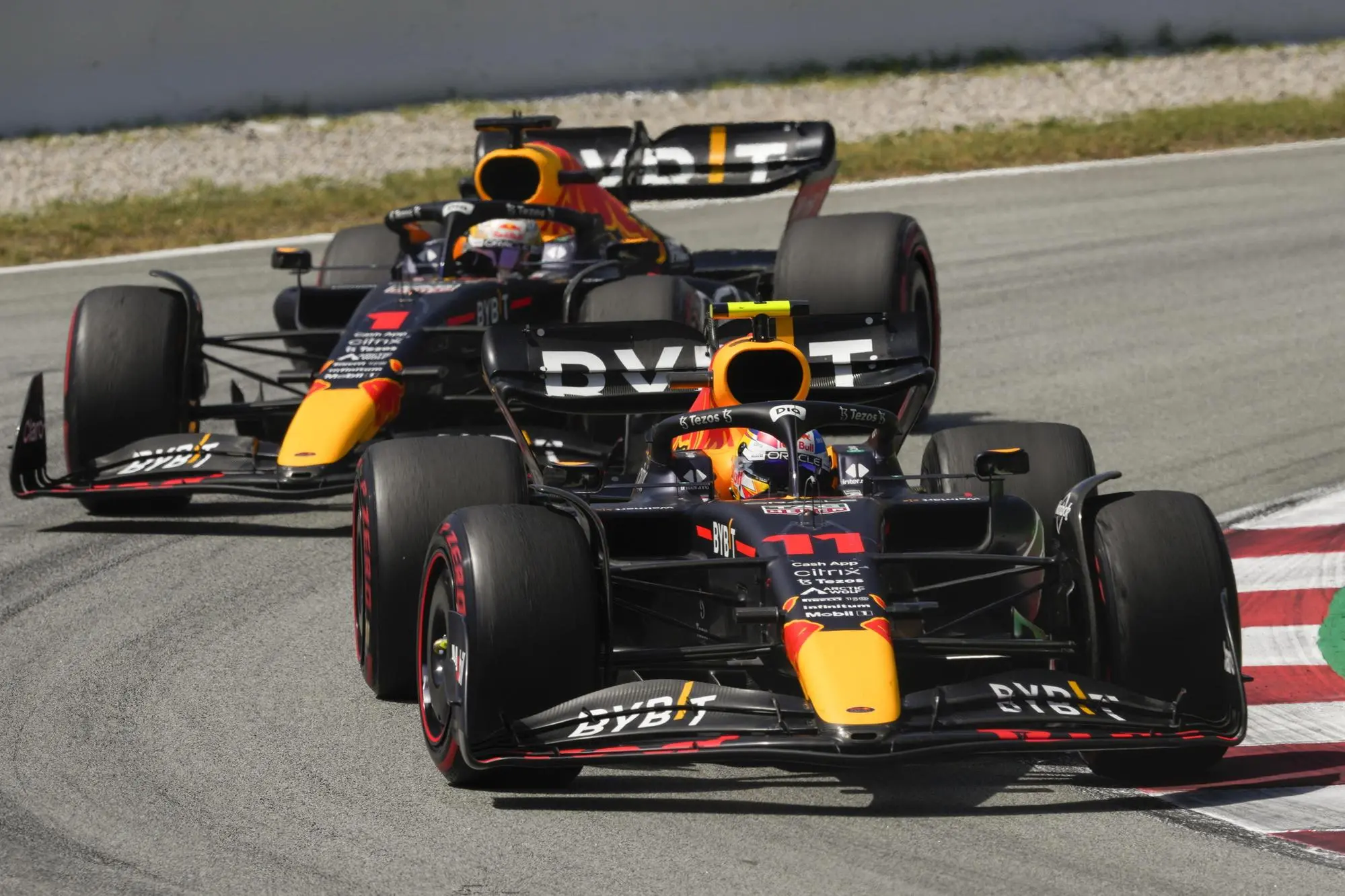 epa09966033 Dutch Formula One driver Max Verstappen (R) and his teammate Mexican Sergio Perez (L) of Red Bull, in action during the Formula One Grand Prix of Spain held at Circuit Barcelona-Catalunya in Montmelo, Barcelona, Spain, 22 May 2022. EPA/Alejandro Garcia