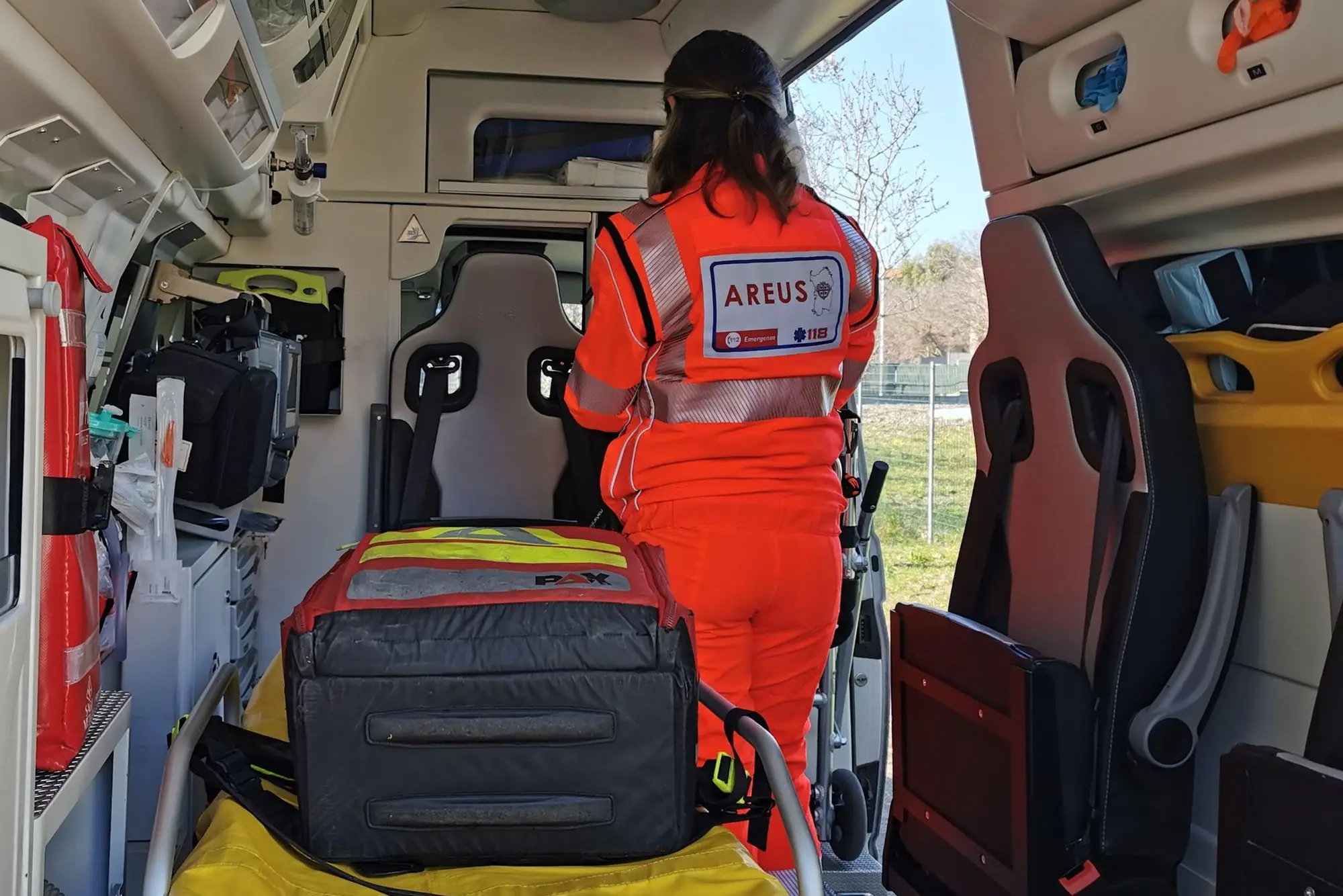Un medico Areus a bordo di un’ambulanza