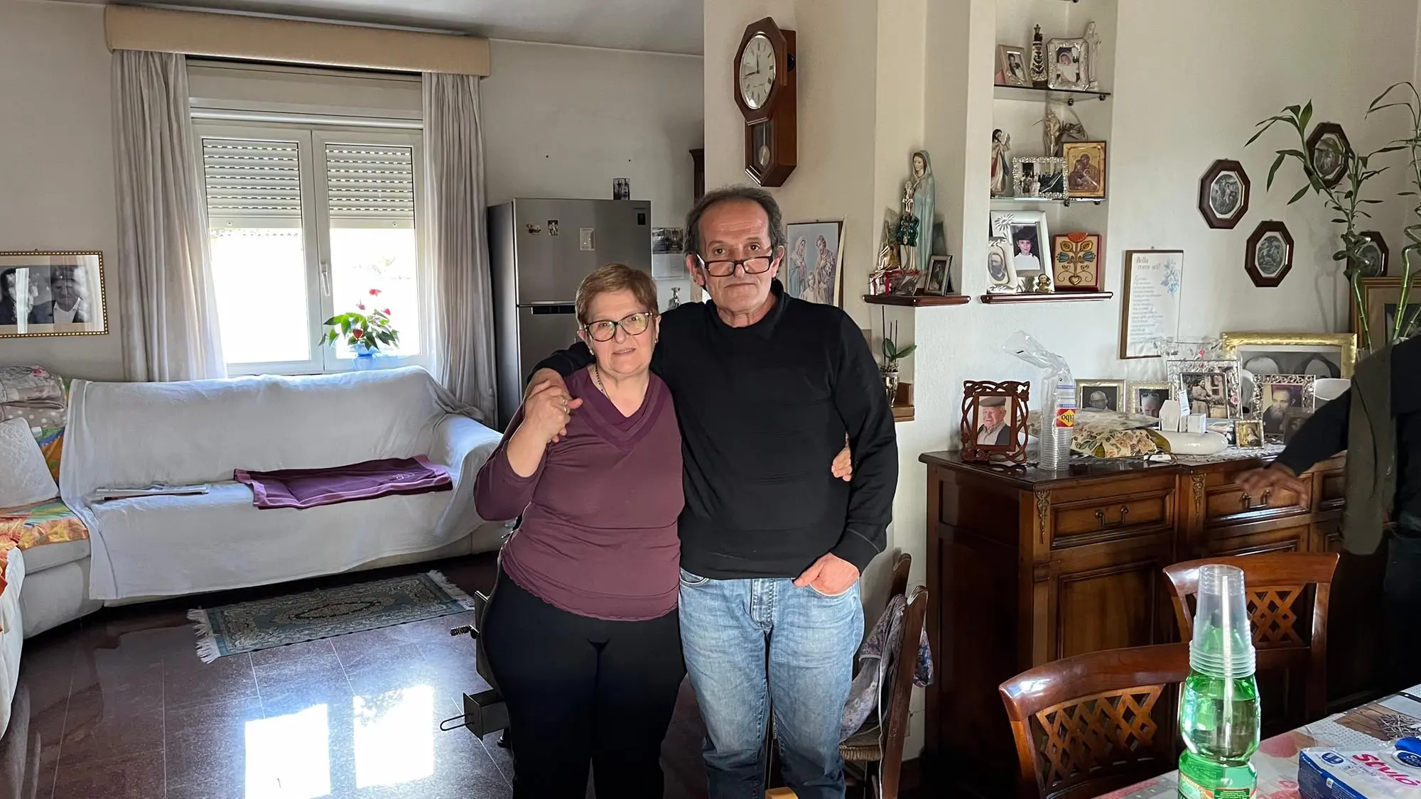 Beniamino Zuncheddu con la sorella Augusta nella loro casa di Burcei