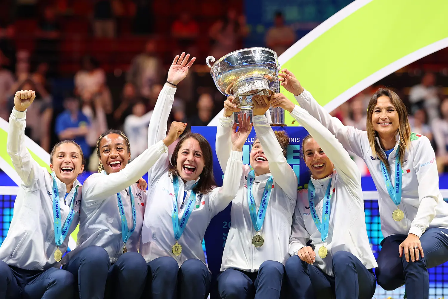 SHENZHEN, CHINA - SEPTEMBER 21: (L-R) Sara Errani, Tyra Caterina Grant, Elisabetta Cocciaretto, Jasmine Paolini, Lucia Bronzetti of Italy and Tathiana Garbin, captain of Italy celebrate with the Billie Jean King Cup after winning the Billie Jean King Cup by Gainbridge Finals 2025, Final match between Italy and USA at Shenzhen Bay Sports Centre Arena on September 21, 2025 in Shenzhen, China. (Photo by Lintao Zhang/Getty Images for Billie Jean King Cup)