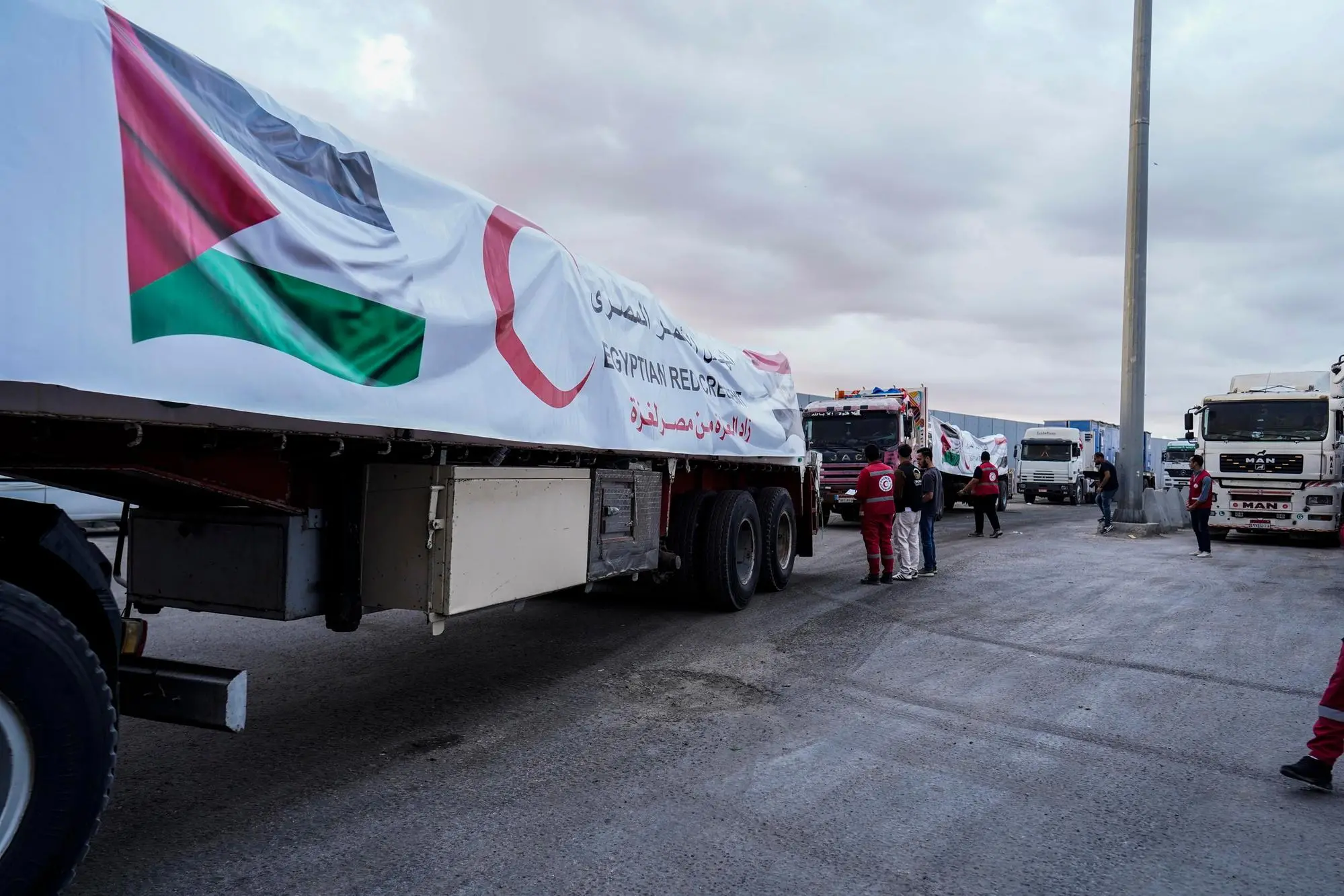 Aiuti umanitari verso il valico di Rafah (Ansa)