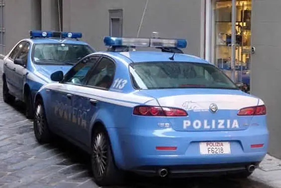 Due auto della Polizia