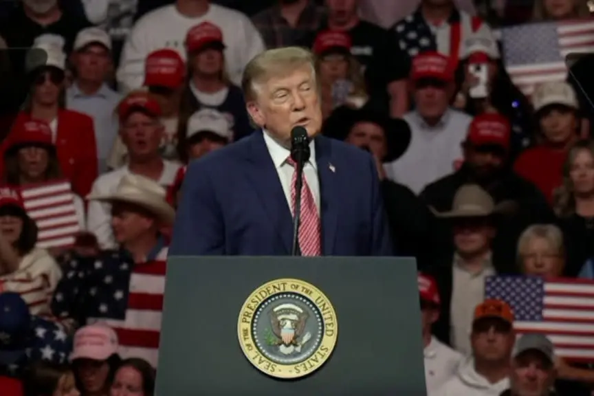 Trump: "Francia ridotta in cenere da migranti, jihadisti e comunisti"