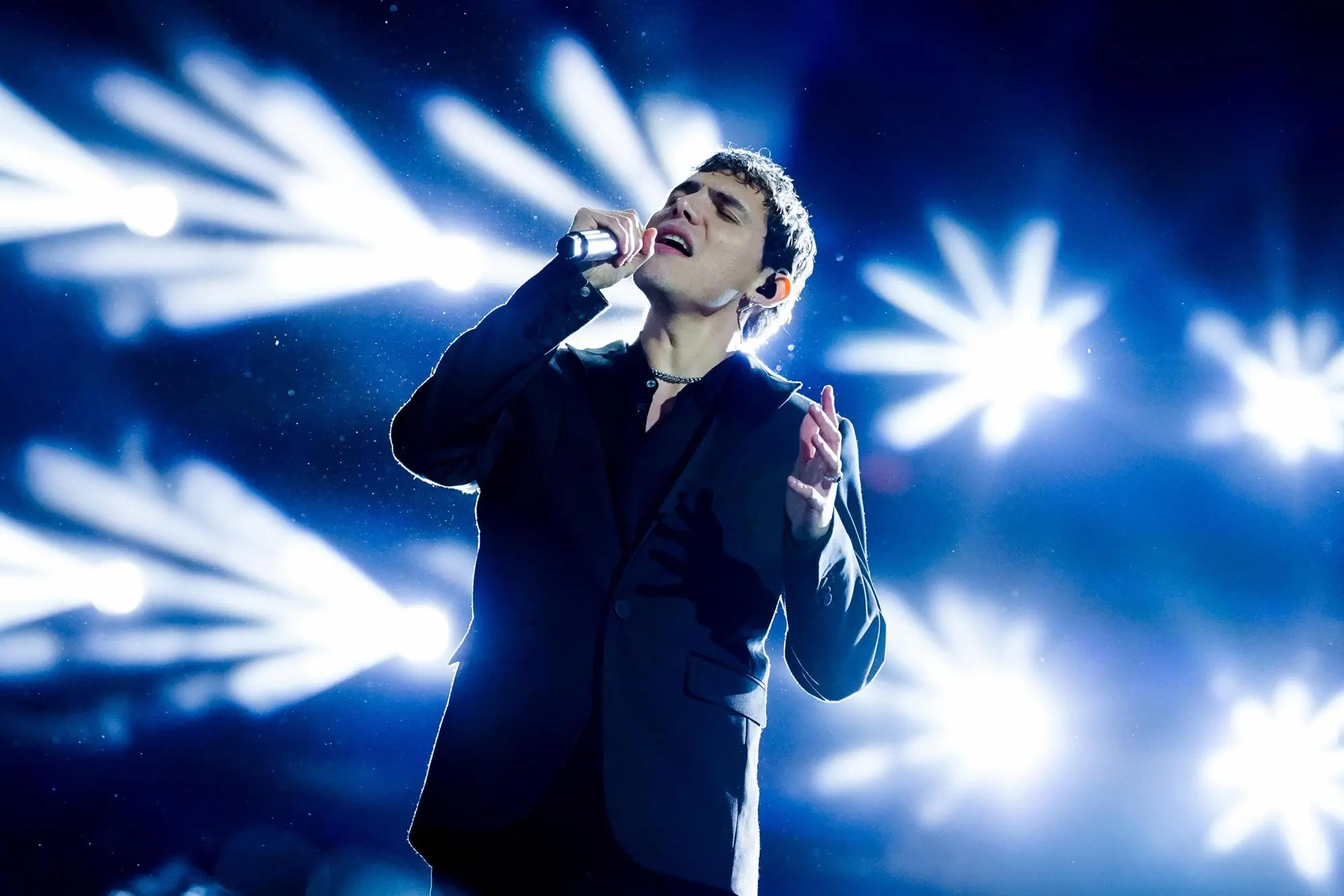 eroCaddeo durante la finale di X Factor in piazza del Plebiscito a Napoli, 04 dicembre 2025. ANSA/UFFICIO STAMPA/CARMINE CONTE-VIRGINIA BETTOJA +++FOTO DIFFUSA DALL'UFFICIO STAMPA - USARE SOLO PER ILLUSTRARE OGGI LA NOTIZIA INDICATA NEL TITOLO - NON ARCHIVIARE - NON VENDERE - NON USARE PER FINI NON GIORNALISTICI - NPK+++