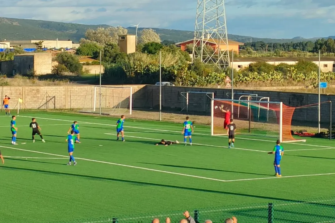 La conclusione di Leonardo Boi (20 anni) del Terralba F. Bellu parata da Alan Dyguda (20 anni) portiere della Nuorese (foto di Giacomo Pala)