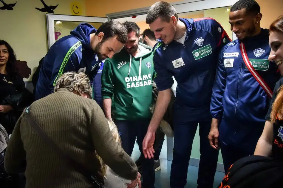 La visita ai piccoli pazienti (foto Dinamo)
