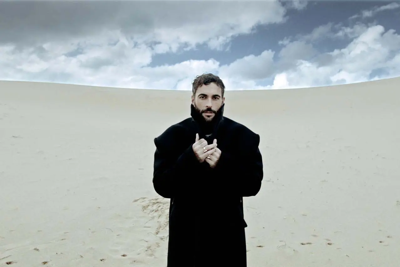 Il video di Marco Mengoni girato nelle dune di Piscinas (foto L'Unione Sarda)